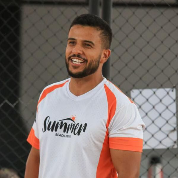 Cyl Farney, proprietário e professor da Summer Beach Arena, usando camiseta com a marca da arena.